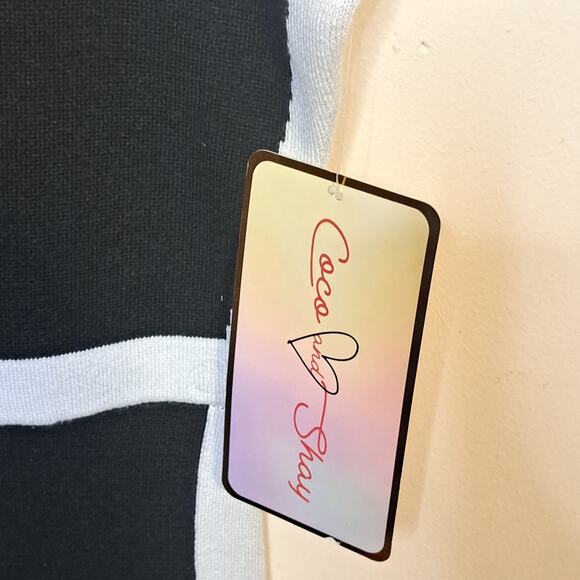 Coco and Shay black and White Romper Size MD.. Sweater Fabric Feel.. Figure Flat - Picture 3 of 10